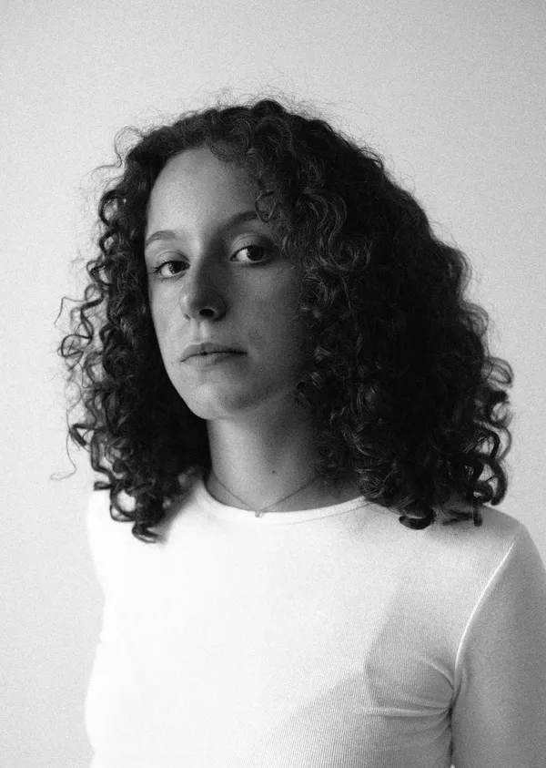 Lola Roy parkour stunt performer Paris